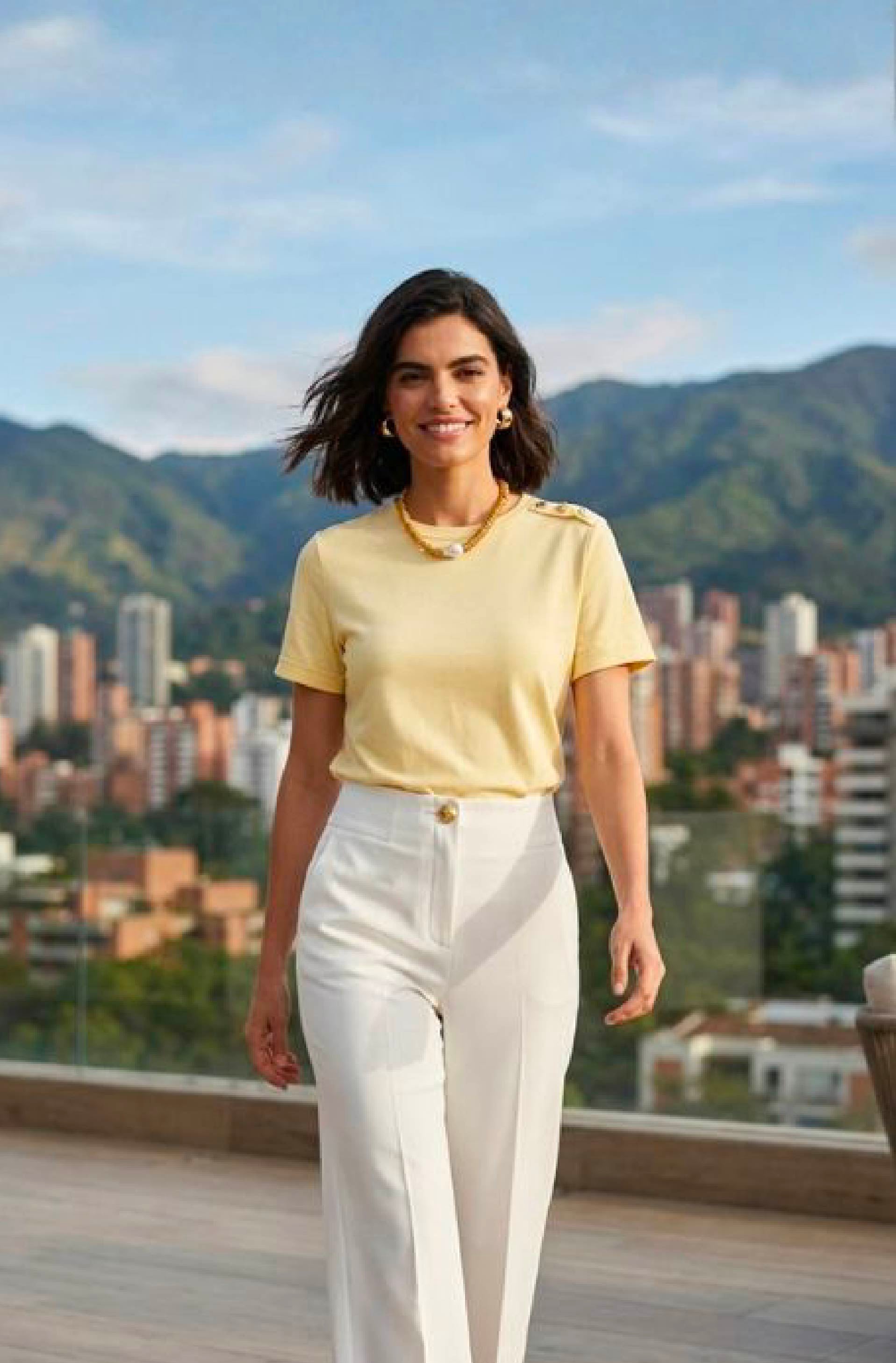 Amarillo + blanco: dos esenciales que iluminan tu guardarropa