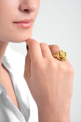 Anillo mujer rosa en relieve color dorado