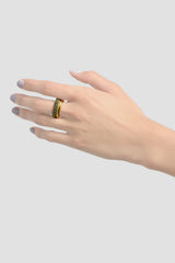 Anillo con brillantes negros color dorado