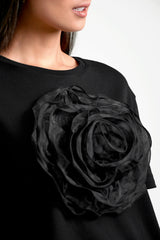 Camiseta mujer fluida con aplique de flor