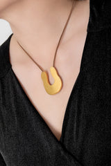 Collar cordón pieza metálica color camel