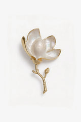 Prendedor mujer flor nacar color dorado