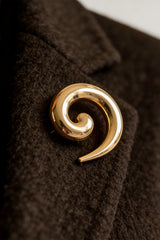 Prendedor mujer diseño espiral