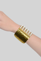 Pulsera rigida perlas color dorado
